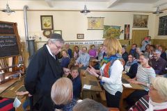 Unter den gestrengen Augen des Schulmeisters ...